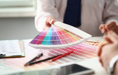 Kartuş hizmet yakıt ikmali çalışan büyüteç cam elinde tutar. Renkli haberi pantone istatistikleri mahsup kuruluşun müşteri bir sipariş ürünleri dağıtım sırasında promosyon kavramı için verir