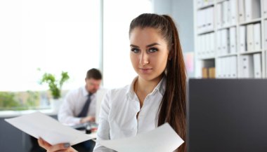 İşyerinde güzel gülümseyen kız portre fotoğraf makinesindeki bak. Beyaz yakalı kıyafet işçi çalışma alanı iş teklif modern ofis yaşam tarzı istemci ziyaret çalışma meslek patron Pazar fikir Koç tren