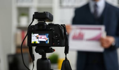 Erkek takım elbise ve kravat istatistikleri grafik pad promosyon videoblog veya fotoğraf oturumu office kamera tripod taşımak için yapım göster. Vlogger selfie satış çözüm ya da Finans Danışmanı yönetimi bilgileri