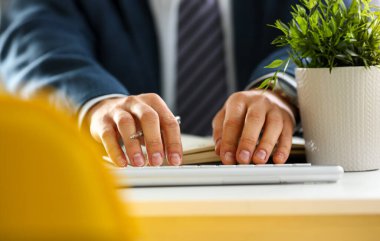 Gümüş klavye ofis işyeri closeup bilgisayar pc kullanarak yazarak takım elbiseli erkek silah. Muhasebeci parmak iş modern yaşam tarzı web Arama Yardımcısı hesabı oturum açma parolasını girin ve kimlik bilgisi Not