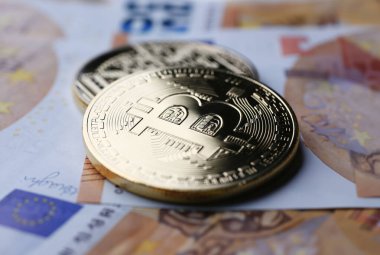 Şifreli para birimi Bitcoin 'e karşılık euro banknotu konusu olan altın takası. Para piramidi büyüme veya sonbahar döviz kuru yakınlaşması ile bağlantılı.