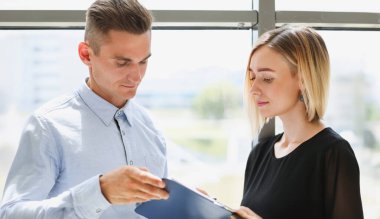 Güzel kadın portre işyerinde mali istatistikleri incelenmesi. Beyaz yakalı işçi çalışma alanı Döviz Piyasası başlangıç IRS yeminli mali müşavir iç gelir memur kavramı
