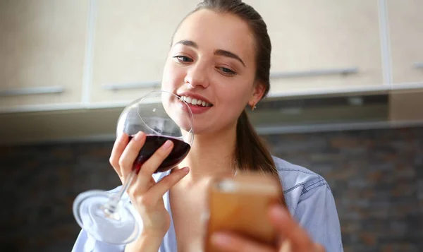 Mooie Aantrekkelijk Meisje Drinkt Wijn Keuken Uit Een Glas Ontbijt — Stockfoto