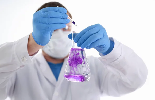 Ένας Αρσενικός Χημικός Κρατά Στο Χέρι Του Δοκιμαστικό Σωλήνα Από — Φωτογραφία Αρχείου