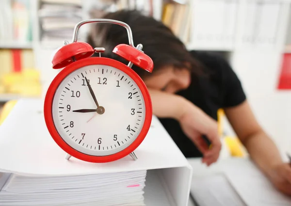 女实业家在办公室里睡着了 和处理疲劳有关 红色闹钟显示五分钟到九点早晨或晚上在党以后没有力量醒来工作正常 — 图库照片