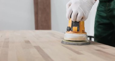 Zımparalama işlemi ahşap masalar. Sander odun konseptindeki kusurları gidermek için