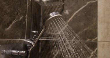 Modern gri mermer banyo konseptinde lüks krom duş.