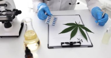 Tıbbi marihuana hapları ve reçeteli ilaçlarla dolu bir doktor. Tıbbi esrar.