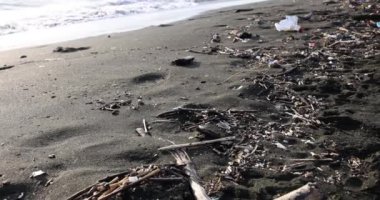 Kirli deniz ve kumlu sahil ve kirlilik ve çevresel sorun. Okyanus kıyısına dökülen çöpler boş kullanılmış plastik şişeler ve diğer kimyasal atıklar.