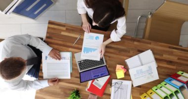 El sıkışma işbirliği ve belge anlaşması, takım çalışması ve proje planı ile ilgili toplantı ofis görüşünde. Ekip ve işyeri ortaklığı, analitik planlama ve strateji