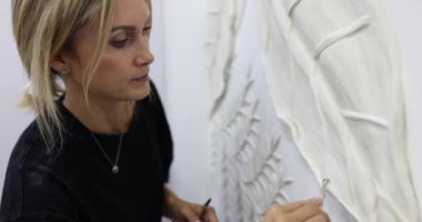 Çalışma süreci çalışanı macun solüsyonunu bas-rahatlatıcı ile duvara uyguluyor. İç tasarım