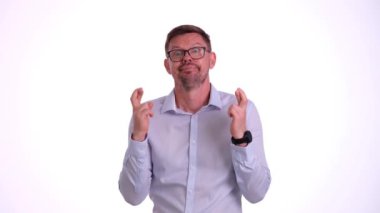 Erkek çalışanı şans dilemek için dua etmeye teşvik etmek. Adam aklını başarıya ve zafere inanarak şans dilemeye odaklamayı umuyor.