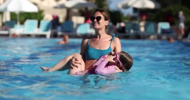 Boldog Családi Anya Lánya Mosolyog Spinning Úszás Szabadtéri Medencében Nyári — Stock videók