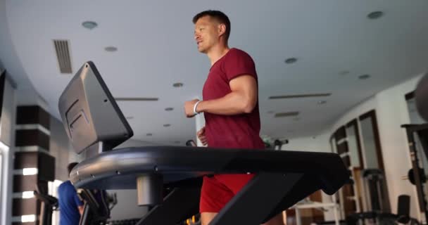 Spor Salonundaki Adam Koşu Bandında Egzersiz Yapıyor Fitness Sporu Sağlık — Stok video