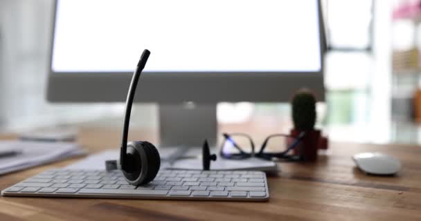 Das Headset Liegt Auf Der Computertastatur Telemarketing Kundenservice Call Center — Stockvideo