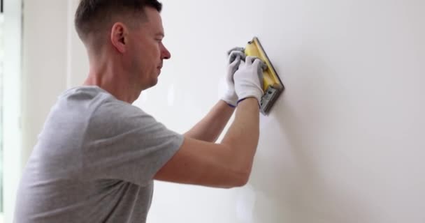 Člověk Čistí Stěnu Pískovým Papírem Připravuje Povrch Pro Malování Opravy — Stock video