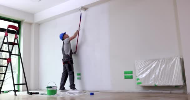 Muž Maluje Strop Válečkem Místnosti Doma Nebo Kanceláři Malířské Práce — Stock video