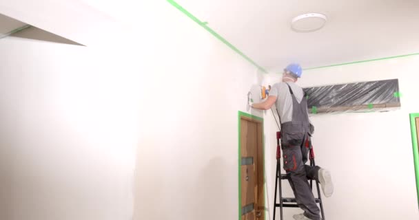 Renovierung Des Hauses Arbeiter Säubert Wand Mit Schleifpapier Und Bereitet — Stockvideo