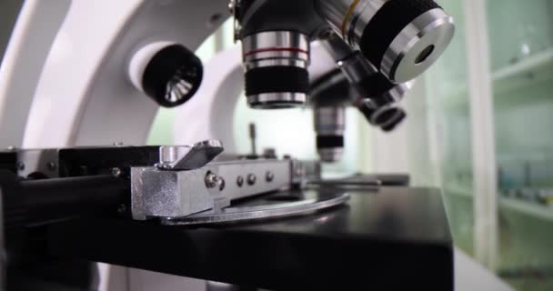 Laboratoriummicroscoop Lens Moderne Microscopen Laboratoriumconcept — Stockvideo