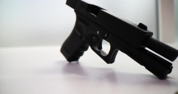 9Mmピストル弾とピストルは白い背景に隔離された 銃器と許可コンセプト — ストック動画