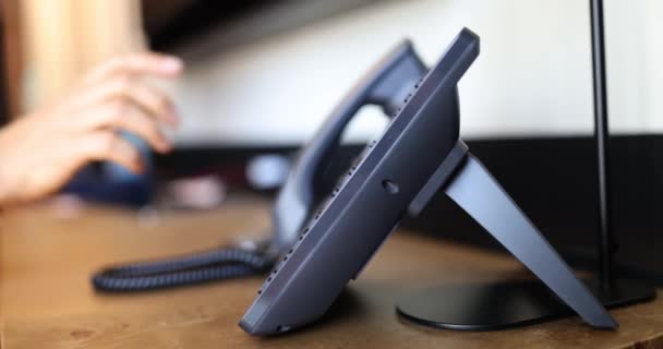 Nahaufnahme Eines Festnetz Bürotelefons Mit Mann Hand Hörer Anrufbeantworter — Stockvideo