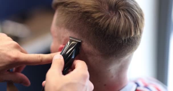 Friseur Schneidet Mann Haare Mit Haarschneidemaschine Friseursalon Männer Frisur Und — Stockvideo