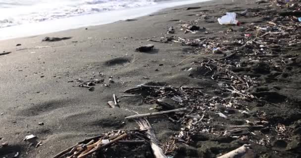 Schmutziges Meer Und Sandstrände Sowie Umweltverschmutzung Und Umweltprobleme Verschütteter Müll — Stockvideo