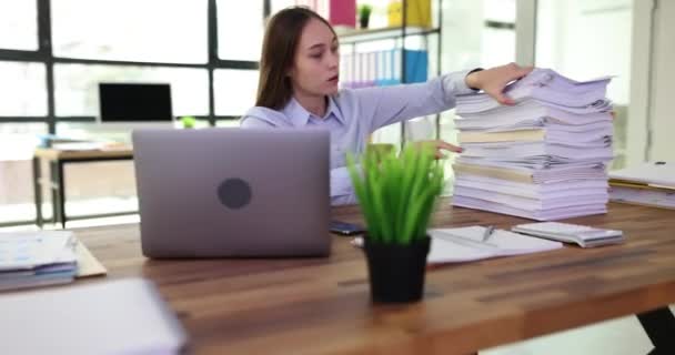 Mujer Cansada Molesta Mirando Una Gran Pila Documentos Trabajo Horas — Vídeos de Stock