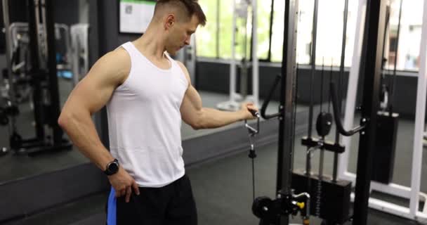 Homem Está Envolvido Esportes Musculação Sala Fitness Pesos Levantamento Guy — Vídeo de Stock