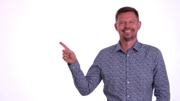 Улыбающийся Человек Стоит Изолированно Белом Фоне Указывая Рукой Рекламу Счастливый — стоковое видео