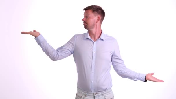 Pochybovačný Mladý Muž Zvedne Ruce Ukáže Prázdná Místa Pro Reklamní — Stock video
