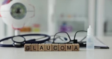 Görüntü ve göz damlaları için arka planda Glaucoma yazıyor. 4K film. Göz hastalıklarının teşhisi ve tedavisi kavramı