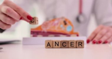 Doktor, göğüs bezi kapanış filminin arka planına kelime kanseri anlamına gelen 
