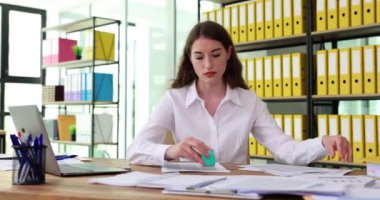 İş kadını, ofis 4K filminde masanın üstüne pul yapıştırıyor. Sözleşmelerin resmi sertifikası ve önemli belge kavramı