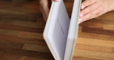 Kadın eli, 4K 'lık yakın çekim filmi için not defterini yazıyla açıyor. Planlama hedefleri ve hedefler kavramı