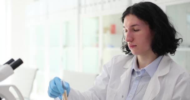 과학자 화학자 실험실 슬로우 모션에서 현미경 씨앗의 테스트 튜브를 — 비디오