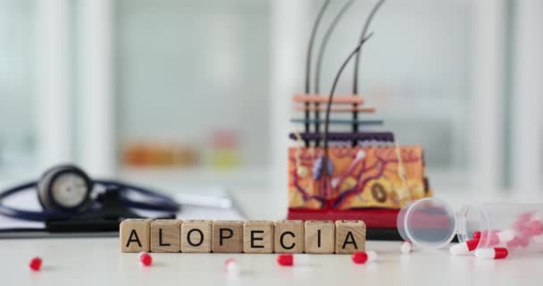 Слово Alopecia Написано Тлі Штучного Маскування Волосся Крупним Планом Фільм — стокове відео