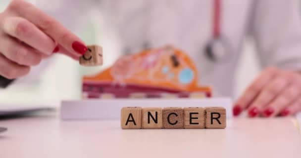 Γιατρός Βάζοντας Γράμμα Λέξη Καρκίνο Στο Φόντο Της Τεχνητής Μίμησης — Αρχείο Βίντεο