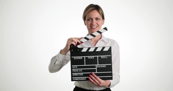 Nuori Nainen Avustaja Napauttamalla Taputtaja Kuvatessa Elokuva Hidastettuna Elokuvateollisuuden Käsite — kuvapankkivideo