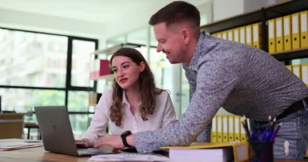 Affärspartners Kollegor Som Arbetar Framför Laptop Kontor Film Slow Motion — Stockvideo
