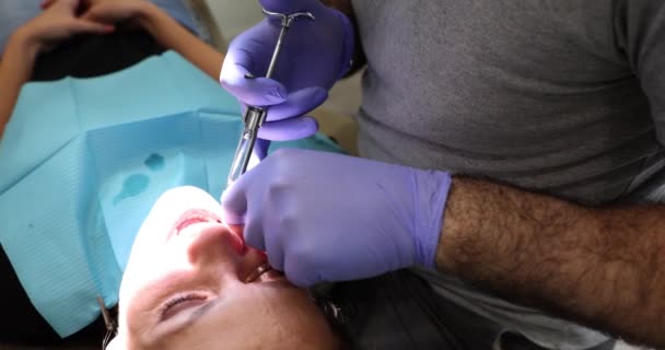 Doktor Dişçi Klinik Filminde Diş Tedavisi Sırasında Hastanın Sakızına Anestezik — Stok video
