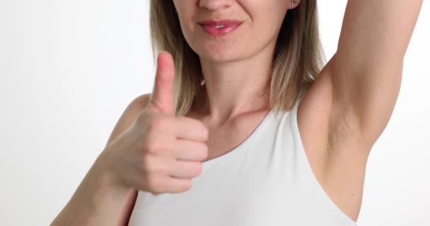 Vrouw Met Oksel Duim Omhoog Gebaar Close Film Lichaamsdeodorant Antitranspiratiemiddel — Stockvideo
