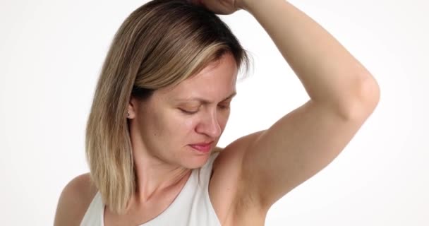 女人闻到腋窝发出的难闻气味 用手捂住鼻子 动作缓慢 汗臭控制概念 — 图库视频影像