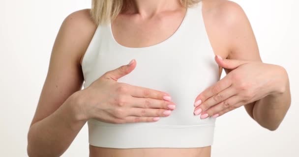 Γυναίκα Ψηλαφώντας Στήθος Χέρια Για Την Πρόληψη Του Καρκίνου Closeup — Αρχείο Βίντεο