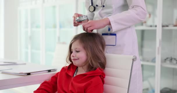 Pediatrician Doctor Examining Child Scalp Using Magnifying Glass Clinic Movie — Stock Video