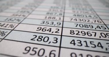 Sayılar ve finansal göstergelerle dolu kağıt masa 4K 'lık filmi kapatın. İstatistik ve denetim kavramı