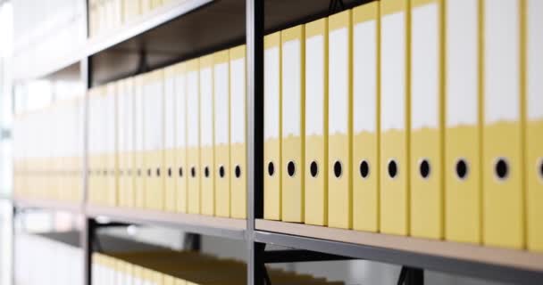 Rak Buku Dengan Banyak Dokumen Kuning Folder Menutup Film Gerak — Stok Video