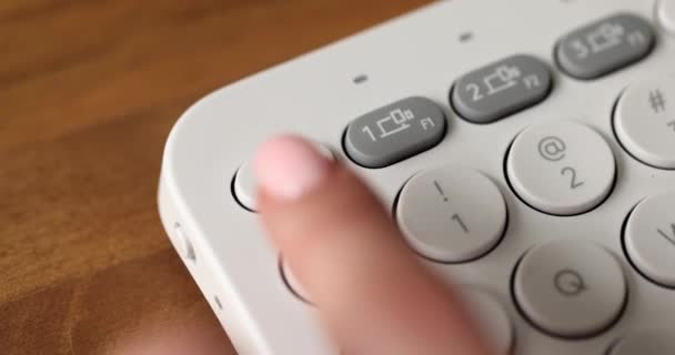 Frau Finger Drücken Escape Taste Auf Der Weißen Computertastatur Nahaufnahme — Stockvideo