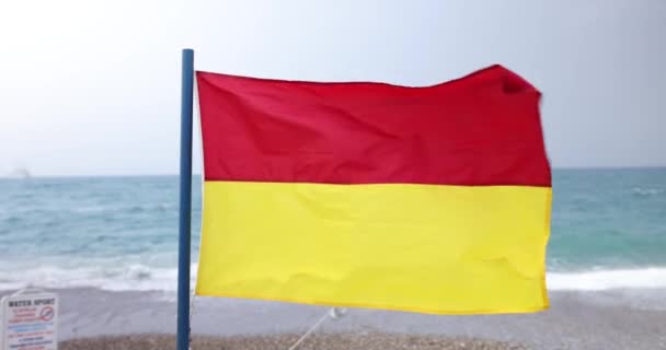 Bandera Roja Amarilla Ondeando Viento Primer Plano Costa Película Señales — Vídeo de stock