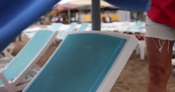Frau Bedeckt Sonnenliege Strand Mit Handtuch Film Zeitlupe Hygiene Kurkonzept — Stockvideo